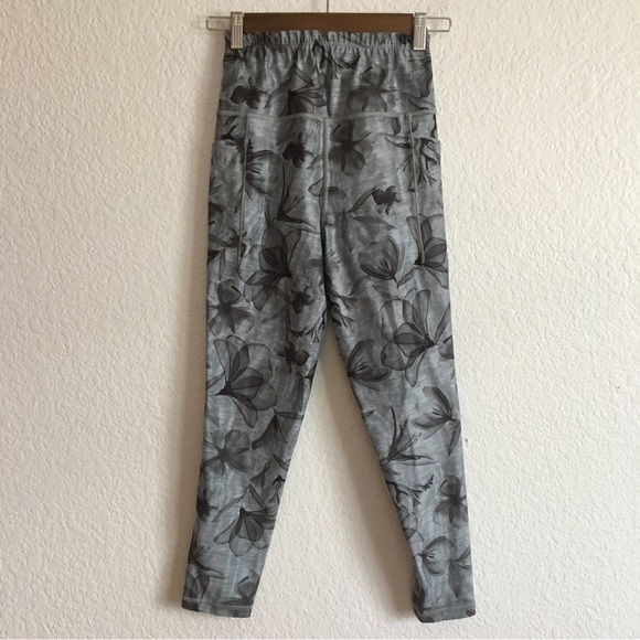 Athleta Salutation Stash Pocket II Print 7/8 Leggings Floral Medium - Picture 1 of 11